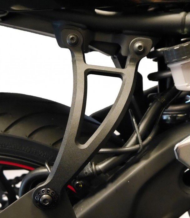 Soporte de escape negro con placa de acabado Evotech Performance Yamaha MT-03 '16-21