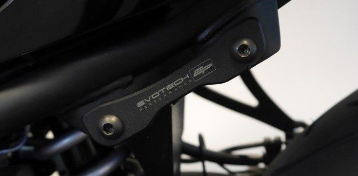 Soporte de escape negro con placa de acabado Evotech Performance Yamaha MT-03 '16-21