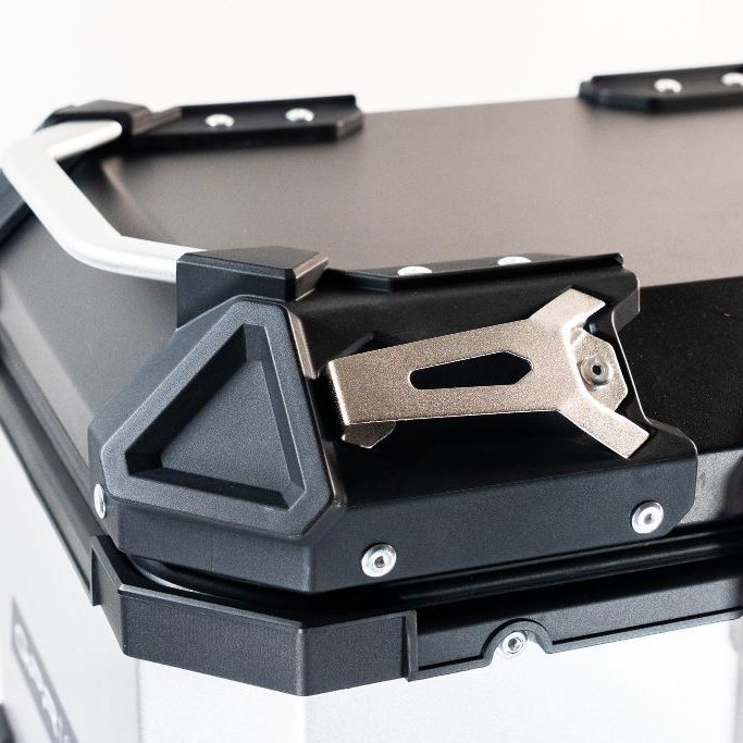 Baúl superior ALPI-TECH 26L plateado con placa de montaje universal