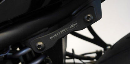 Soporte de escape negro con placa de acabado Evotech Performance Yamaha MT-03 '16-21